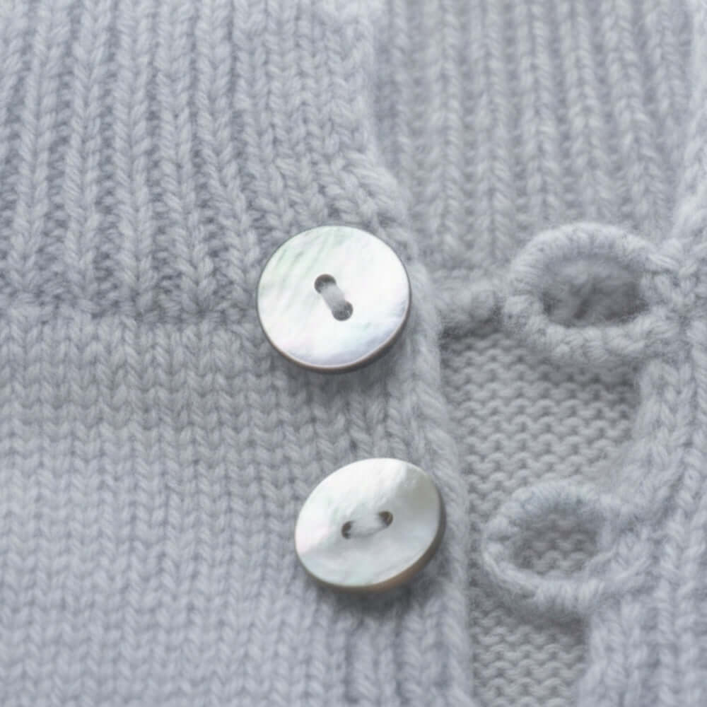Dettaglio dei bottoni in madreperla su Il Golfino in Puro Cashmere Modesto Biagioli (Unico Modello)