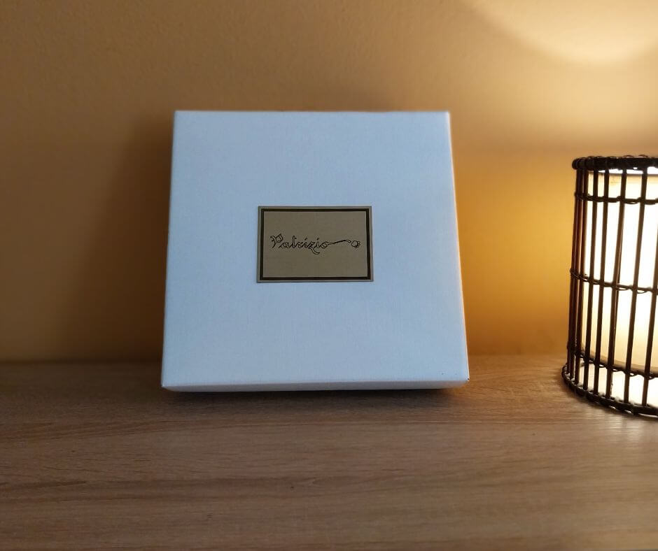 scatola premium di Patrizio su sfondo minimalista emozionale elegante