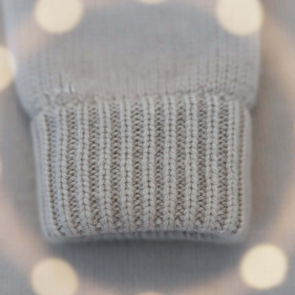 Il Golfino in Puro Cashmere Modesto Biagioli (Unico Modello) con dettaglio del polsino lavorato a mano in puro cashmere.