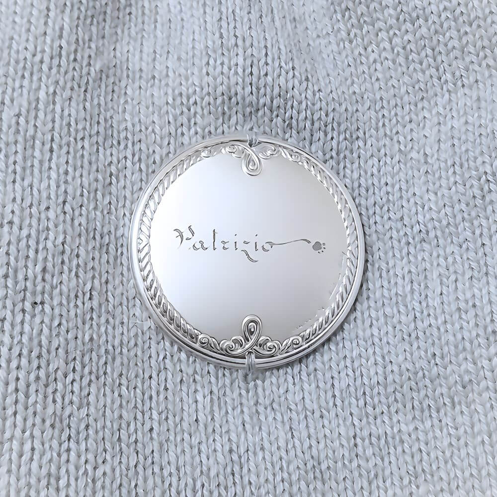 Il Golfino in Puro Cashmere Modesto Biagioli (Unico Modello) - dettagli del marchio Patrizio su fondo in cashmere